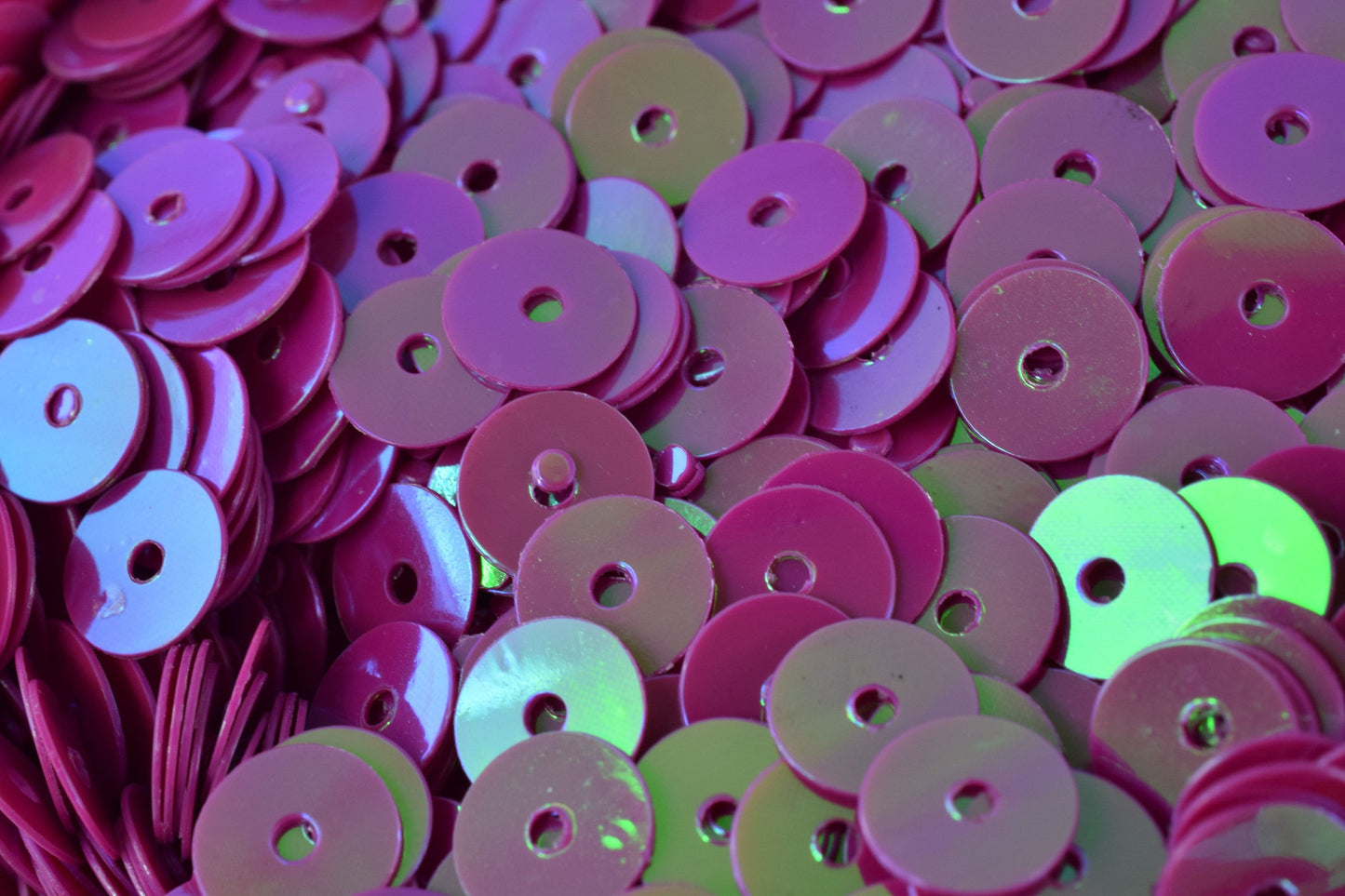 3mm Magenta Fuchsia Loose Sequins: Iridescent Round Flat Paillettes, Sparkle Sheen (2000pcs Pack, 0.5mm Hole, Lightweight)