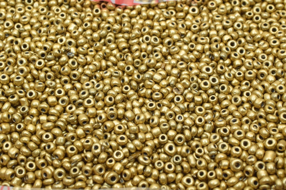Gold Glass Seed Beads Sizes 8/0 & 6/0: Loose Round Jewelry Components, Craft Supplies (Bulk Pound, Gold Tone)