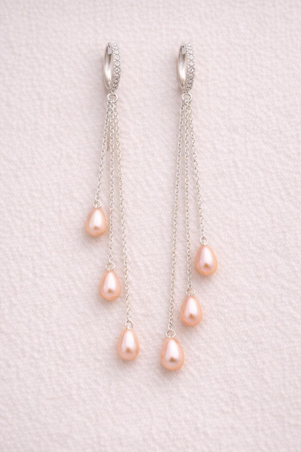 Freshwater pearls displayed with jewelry findings for project inspiration.
Perlas de agua dulce junto a piezas de joyería como inspiración para proyectos.