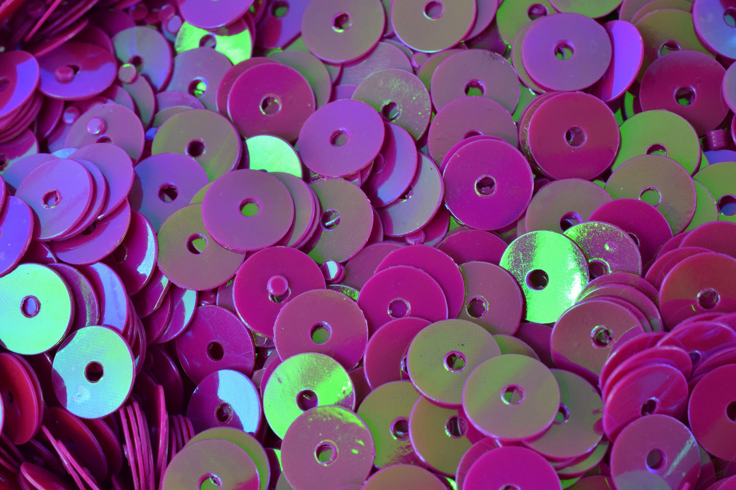 3mm Magenta Fuchsia Loose Sequins: Iridescent Round Flat Paillettes, Sparkle Sheen (2000pcs Pack, 0.5mm Hole, Lightweight)