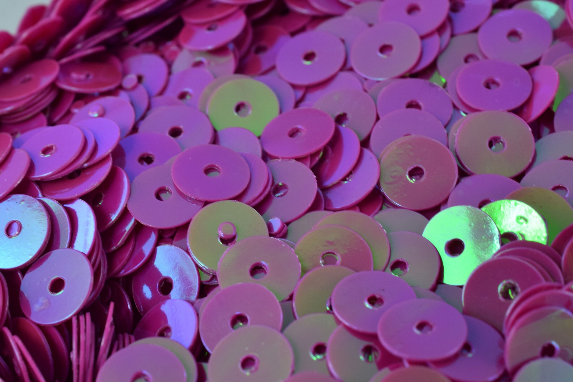 3mm Magenta Fuchsia Loose Sequins: Iridescent Round Flat Paillettes, Sparkle Sheen (2000pcs Pack, 0.5mm Hole, Lightweight)