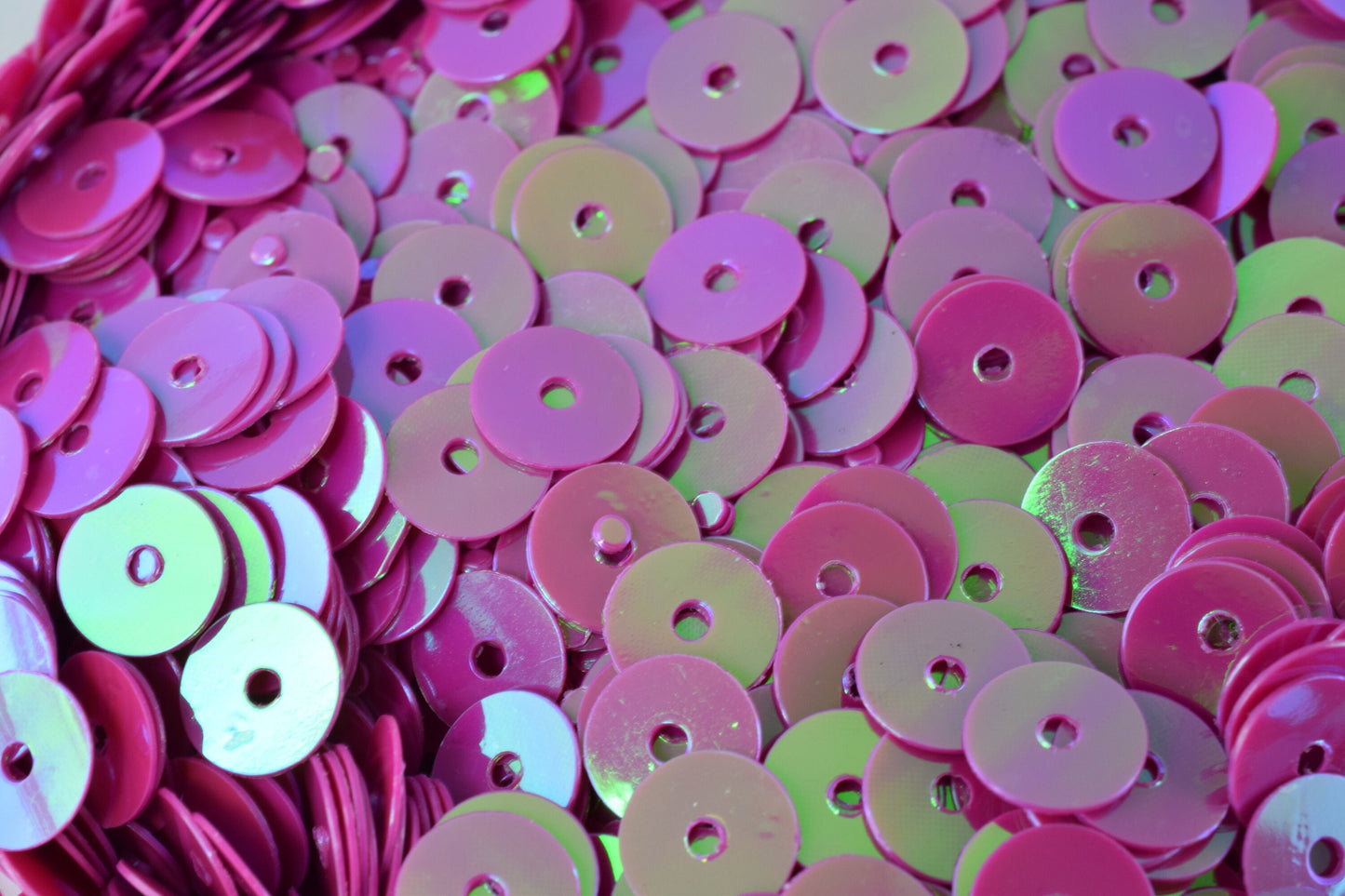 3mm Magenta Fuchsia Loose Sequins: Iridescent Round Flat Paillettes, Sparkle Sheen (2000pcs Pack, 0.5mm Hole, Lightweight)