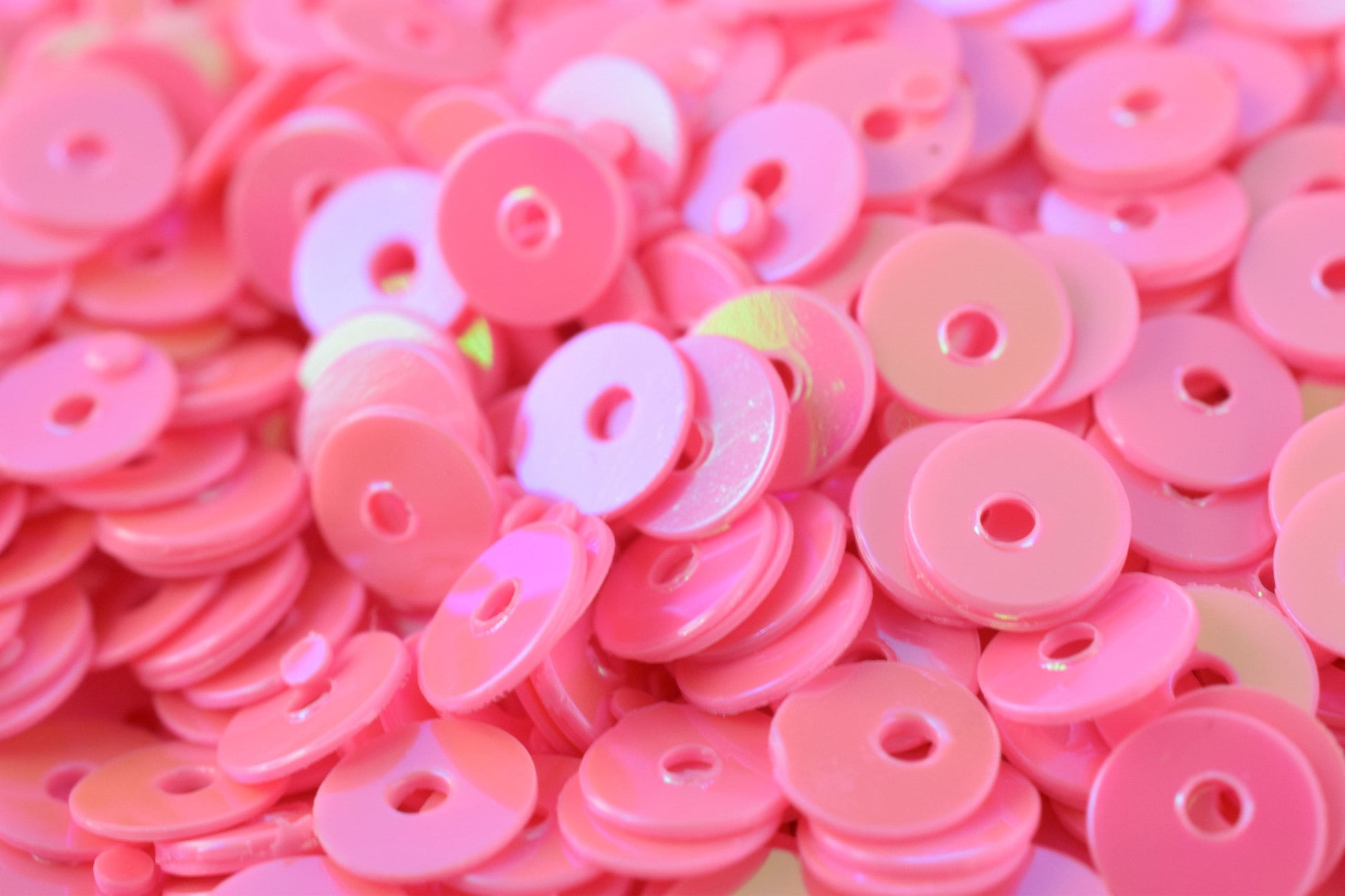 Sheen Round Sequins Iridescent Pink: Sparkling Flat Loose Paillettes for Crafts and Apparel (3mm-6mm Sizes, 2000pcs Pack, Lightweight)