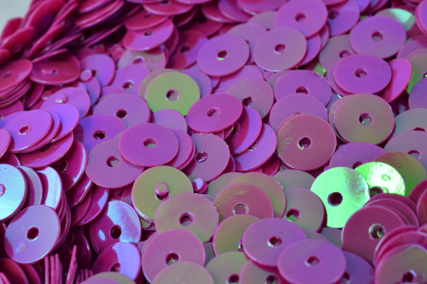 3mm Magenta Fuchsia Loose Sequins: Iridescent Round Flat Paillettes, Sparkle Sheen (2000pcs Pack, 0.5mm Hole, Lightweight)