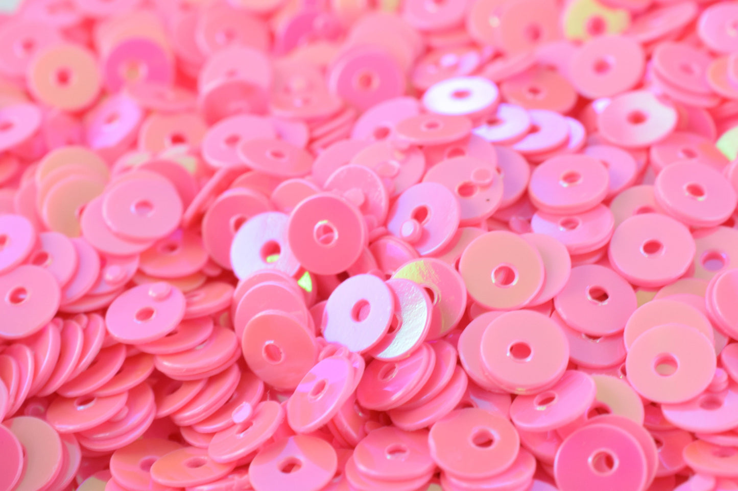Sheen Round Sequins Iridescent Pink: Sparkling Flat Loose Paillettes for Crafts and Apparel (3mm-6mm Sizes, 2000pcs Pack, Lightweight)