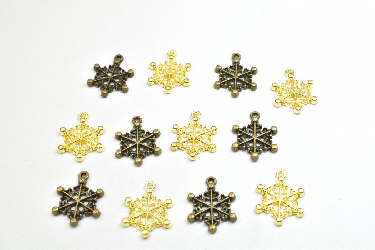 12 PCs Snowflake Charm Pendant Beads Antique Green/Gold Size 20x15mm Decorative Design Metal Beads 1mm JumpRing Opening fo...
