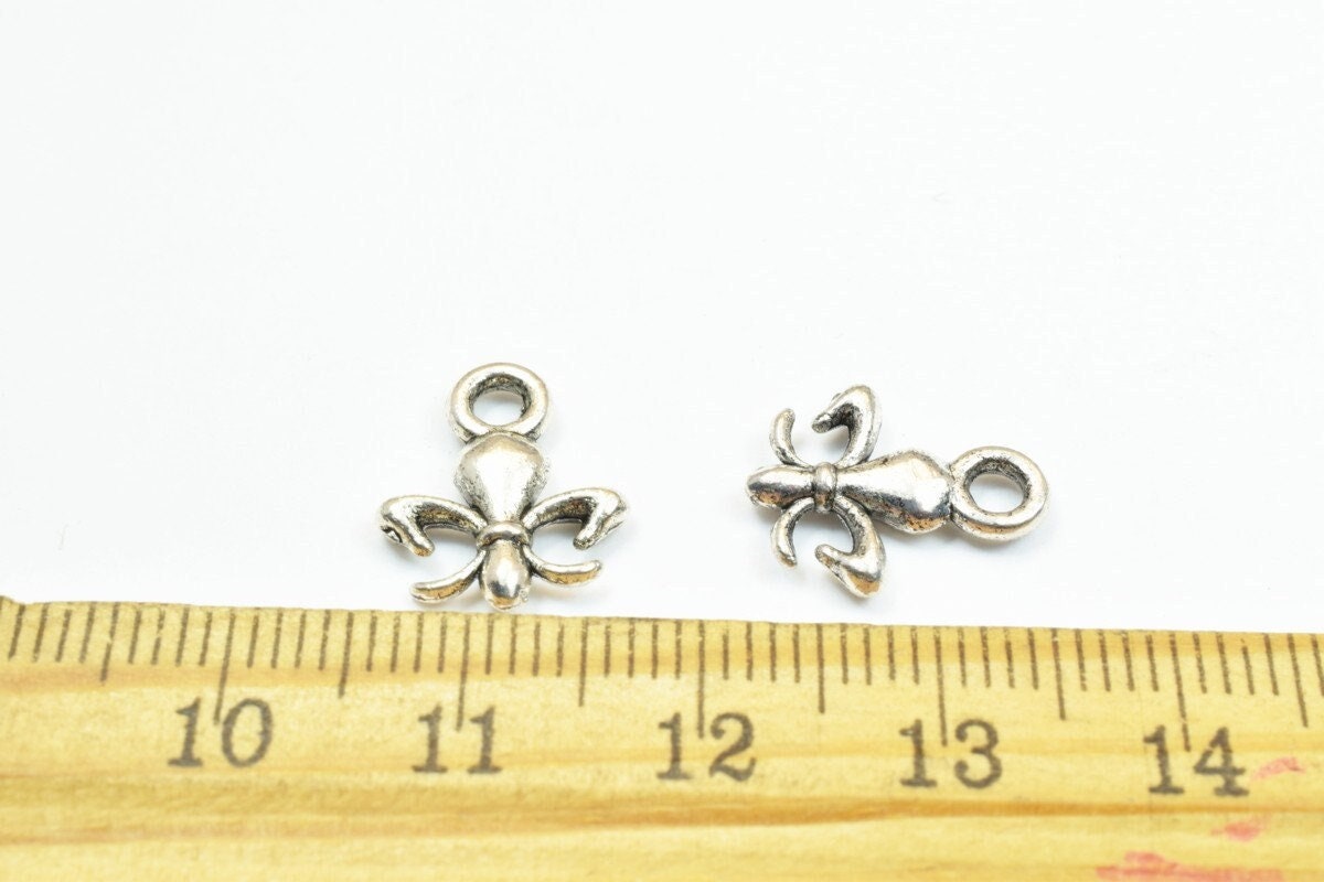 22 PCs Silver Alloy Pendant Charm Fleur De Lis Football Saints Size 14x11.5mm Jump Ring 2mm, 2.5mm Thickness For Jewelry M...