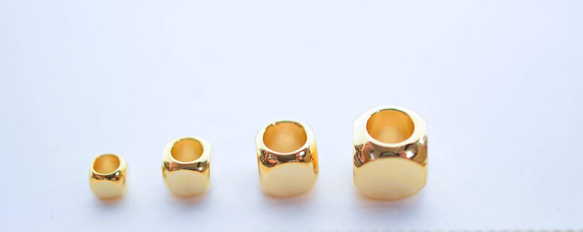 Jewelry making supplies featuring gold filled look cube and hexagon beads
Insumos para joyería con cuentas cubo y hexágono estilo oro