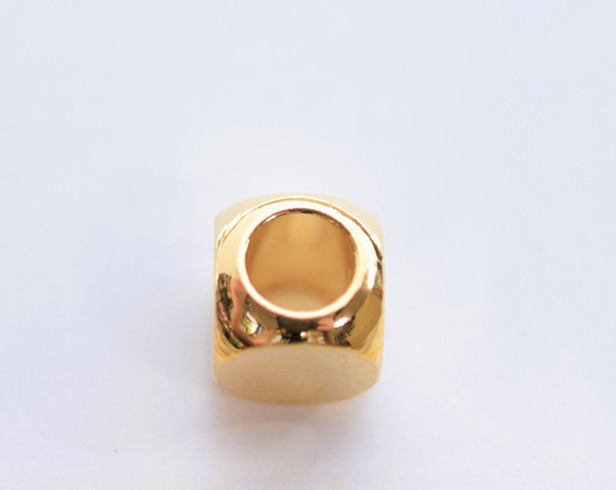 Tiny gold faceted beads for minimalist and modern jewelry styles
Cuentas doradas pequeñas con acabado brillante para bisutería moderna
