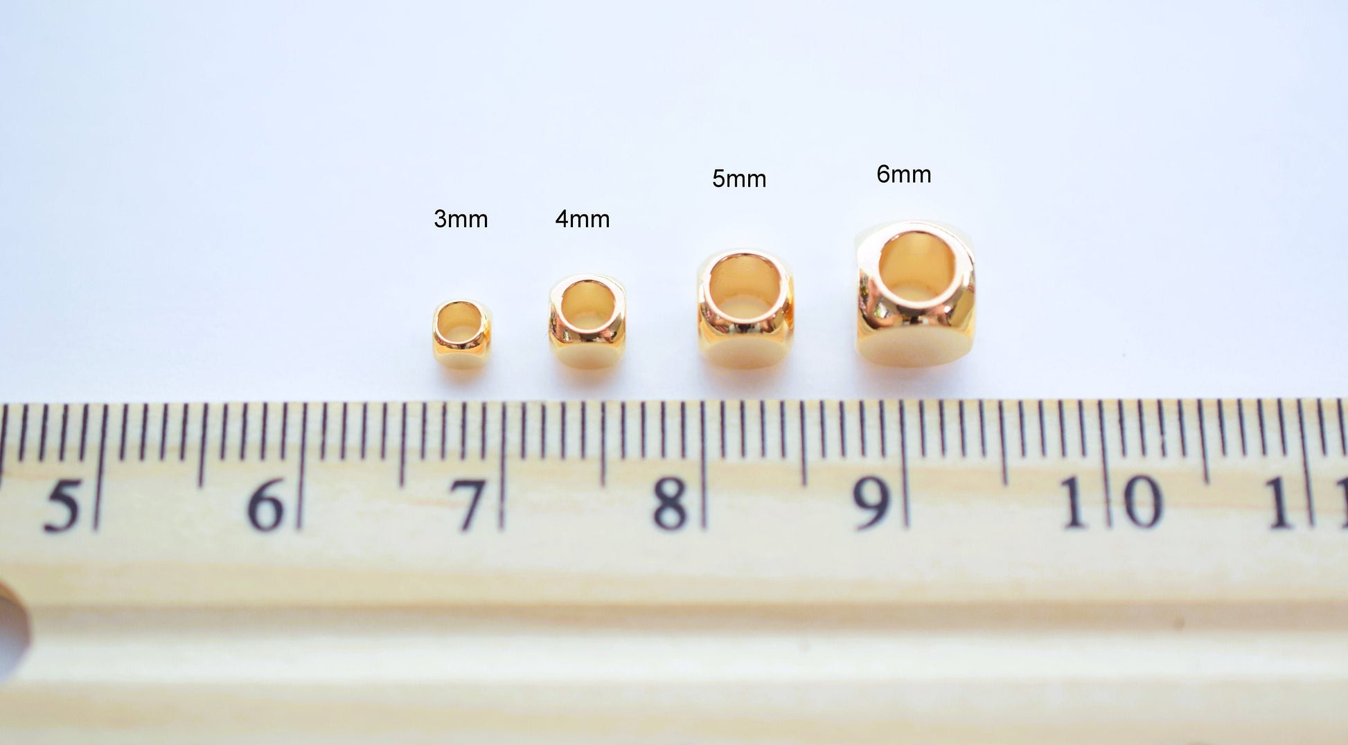 Assorted size gold spacer beads with faceted finish for handmade jewelry
Cuentas separadoras doradas en varios tamaños para diseño de joyas