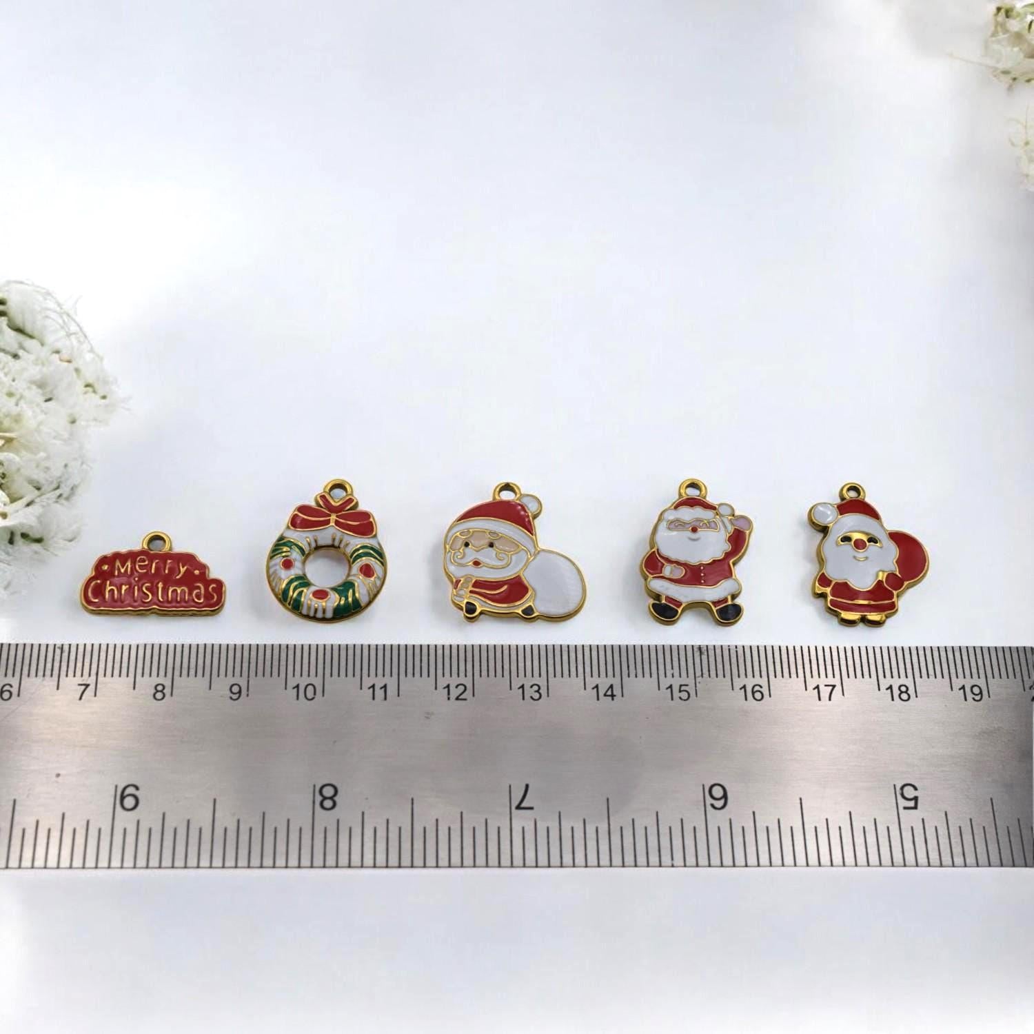 Christmas wreath enamel charm with gold stainless steel base, Merry Christmas jewelry supply.