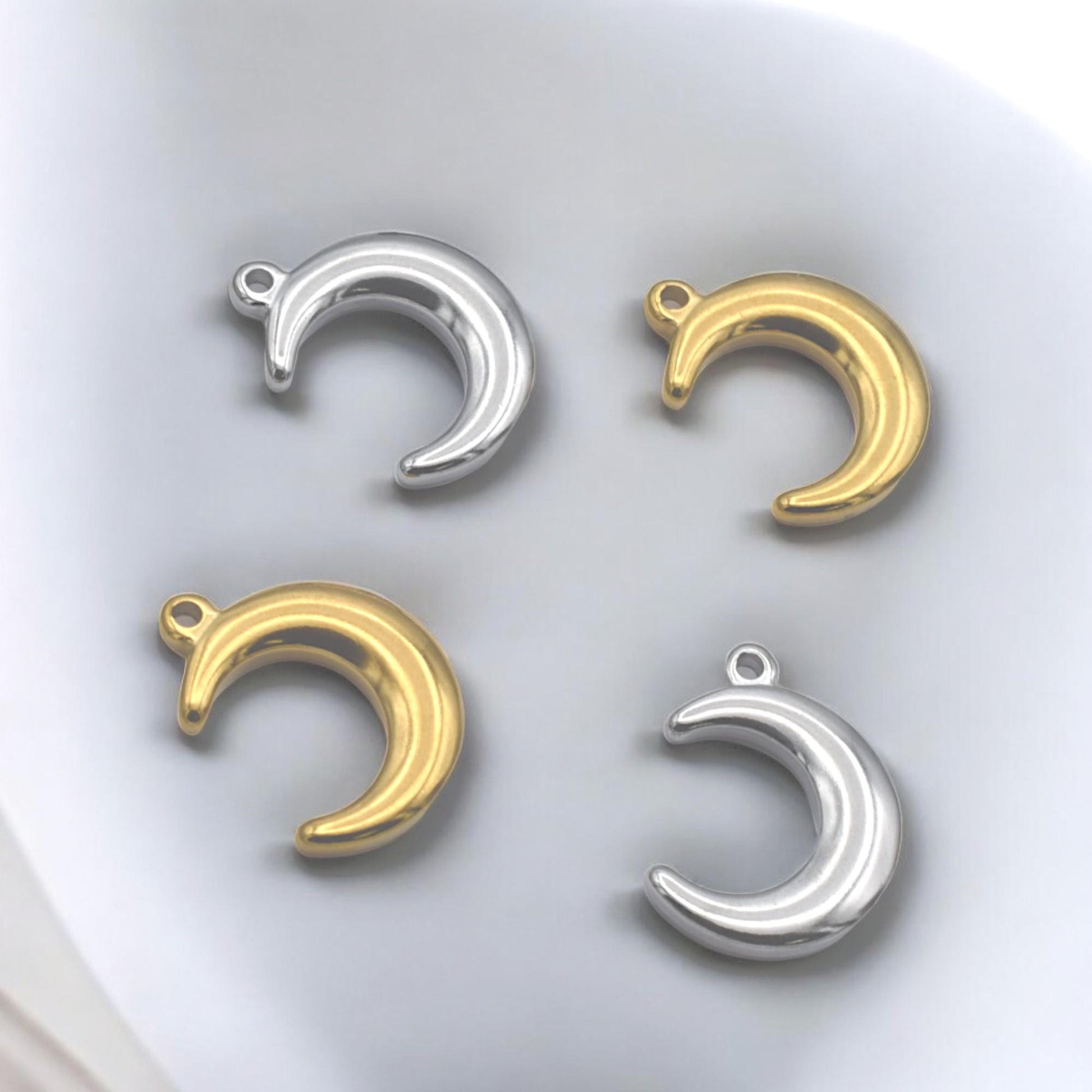 Moon charm displayed next to a swivel clasp for project inspiration.
Charm de luna mostrado junto a un mosquetón giratorio como inspiración para proyectos.