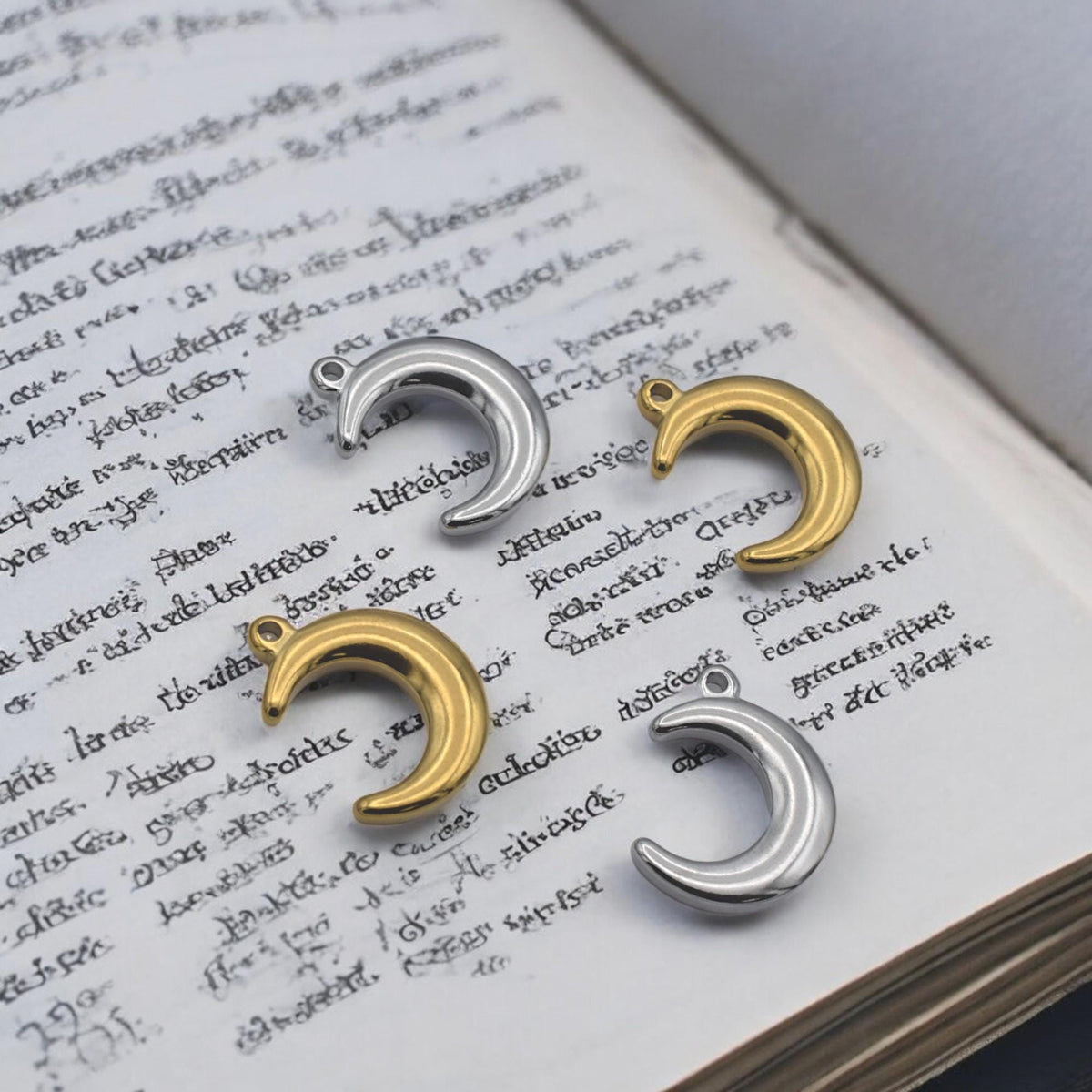 Close‑up of gold‑tone moon charm highlighting its polished finish.
Primer plano del charm de luna dorada mostrando su acabado pulido.