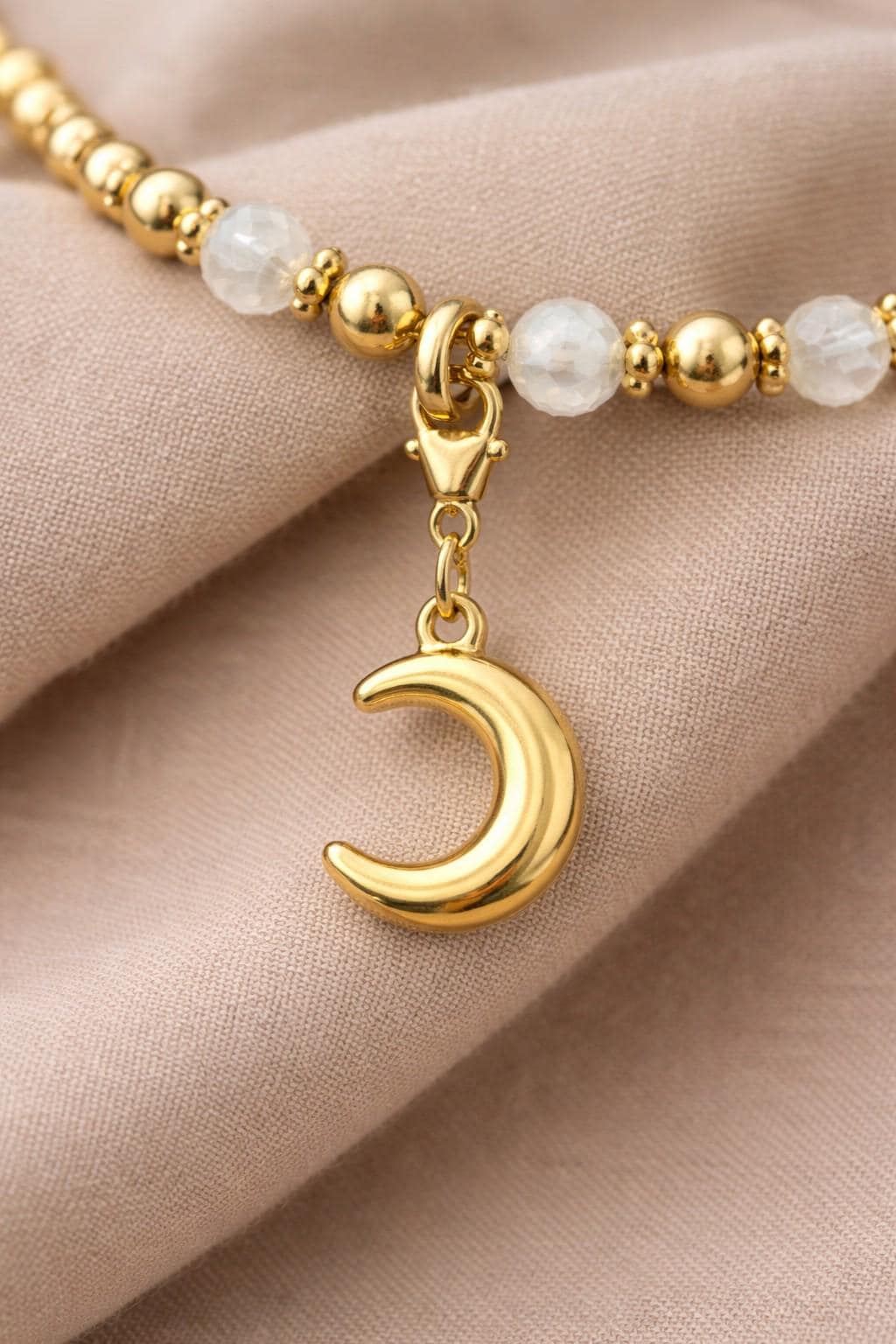 Crescent moon charm with top loop shown from the front for detail.
Colgante de luna creciente con aro superior visto de frente para mostrar detalles.