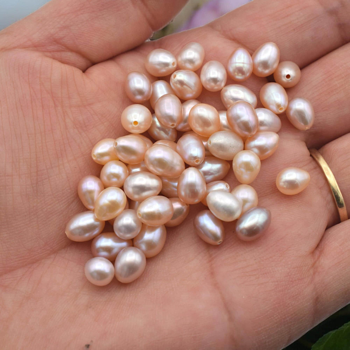 Close‑up of a freshwater pearl showing smooth luster and natural surface.
Primer plano de una perla de agua dulce mostrando su brillo y superficie natural.