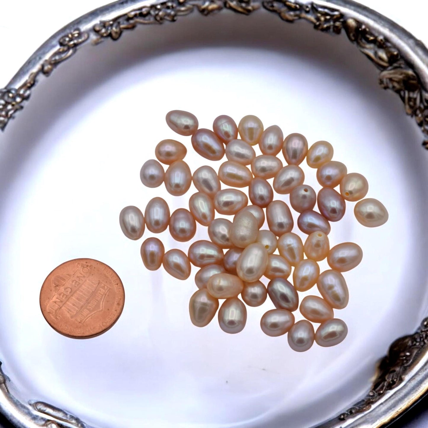 Flat‑back freshwater pearl cabochons displayed from the top view.
Cabujones de perla de agua dulce con base plana vistos desde arriba.