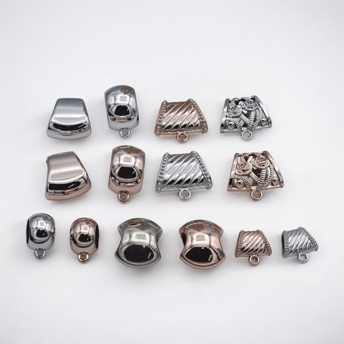 Three-tone set of silver, gold, and rose gold loop bail beads side by side.
Cuentas con asa en plata, oro y oro rosa mostradas lado a lado.