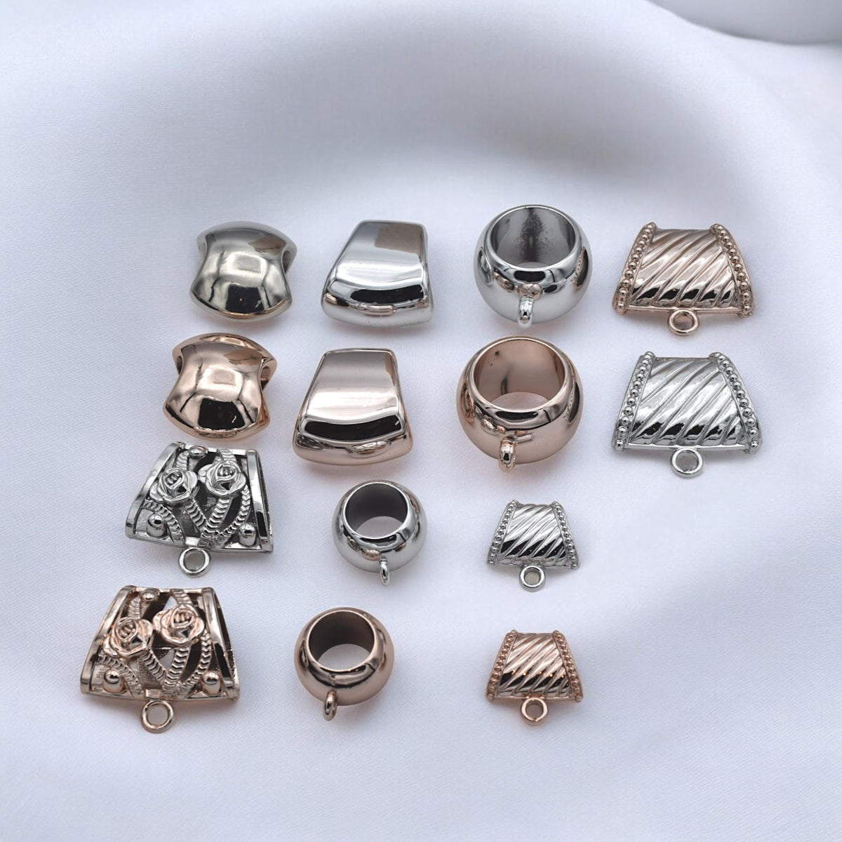 Gold-tone slider bead with built-in loop bail for leather cord jewelry.
Cuenta deslizante en tono dorado con asa integrada para cordón de cuero.