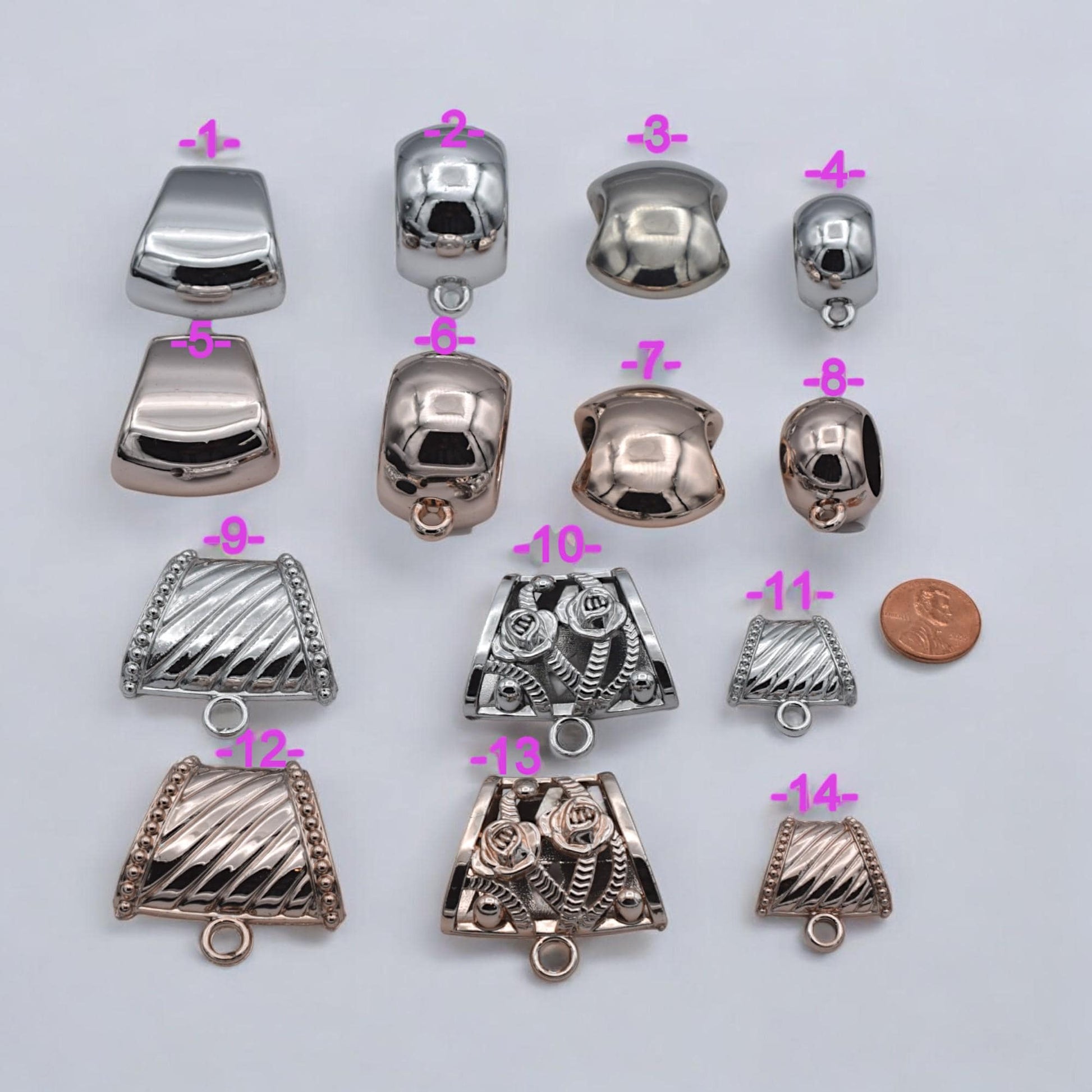 Large-hole slider bead shown with leather cord, chain, and scarf for styling ideas.
Cuenta deslizante de agujero grande mostrada con cordón de cuero, cadena y bufanda.