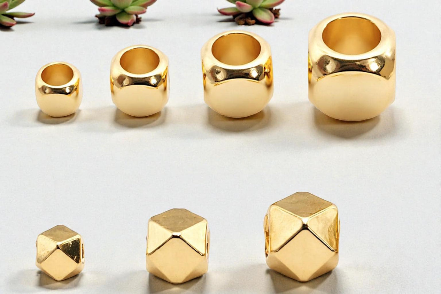 Gold plated cube and hexagon spacer beads for DIY jewelry supplies
Cuentas doradas chapadas en oro con formas geométricas para joyería