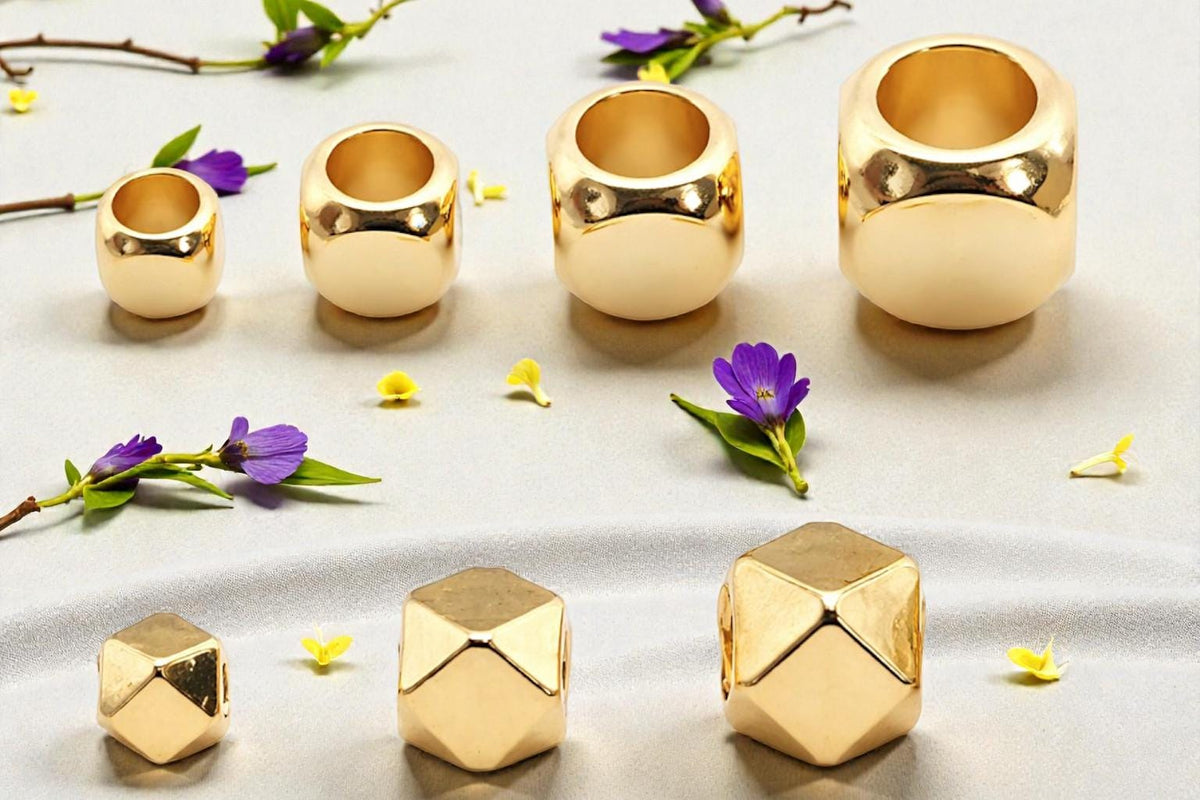 Small faceted gold beads in geometric shapes for beading projects
Micro cuentas doradas facetadas para proyectos de bisutería