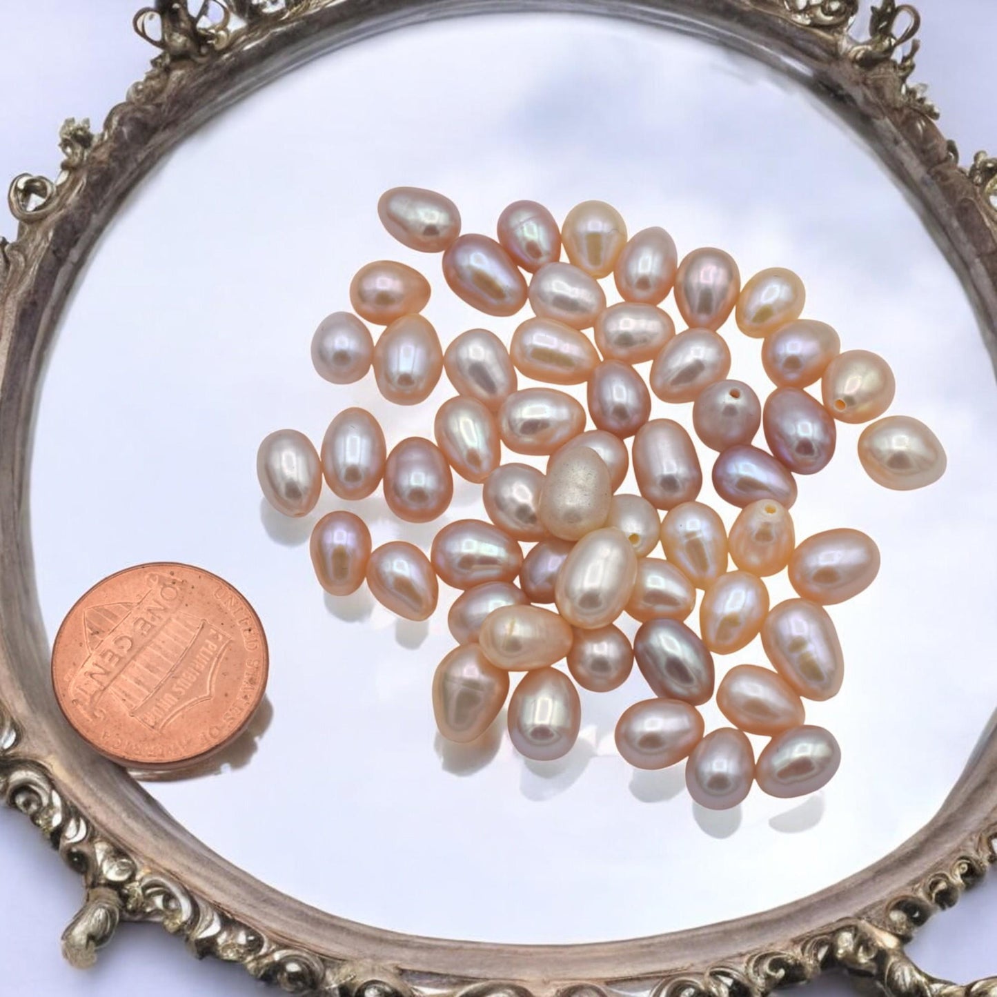 Close‑up of a half‑drilled pearl showing the clean, centered hole.
Primer plano de una perla semitaladrada mostrando el orificio limpio y centrado.