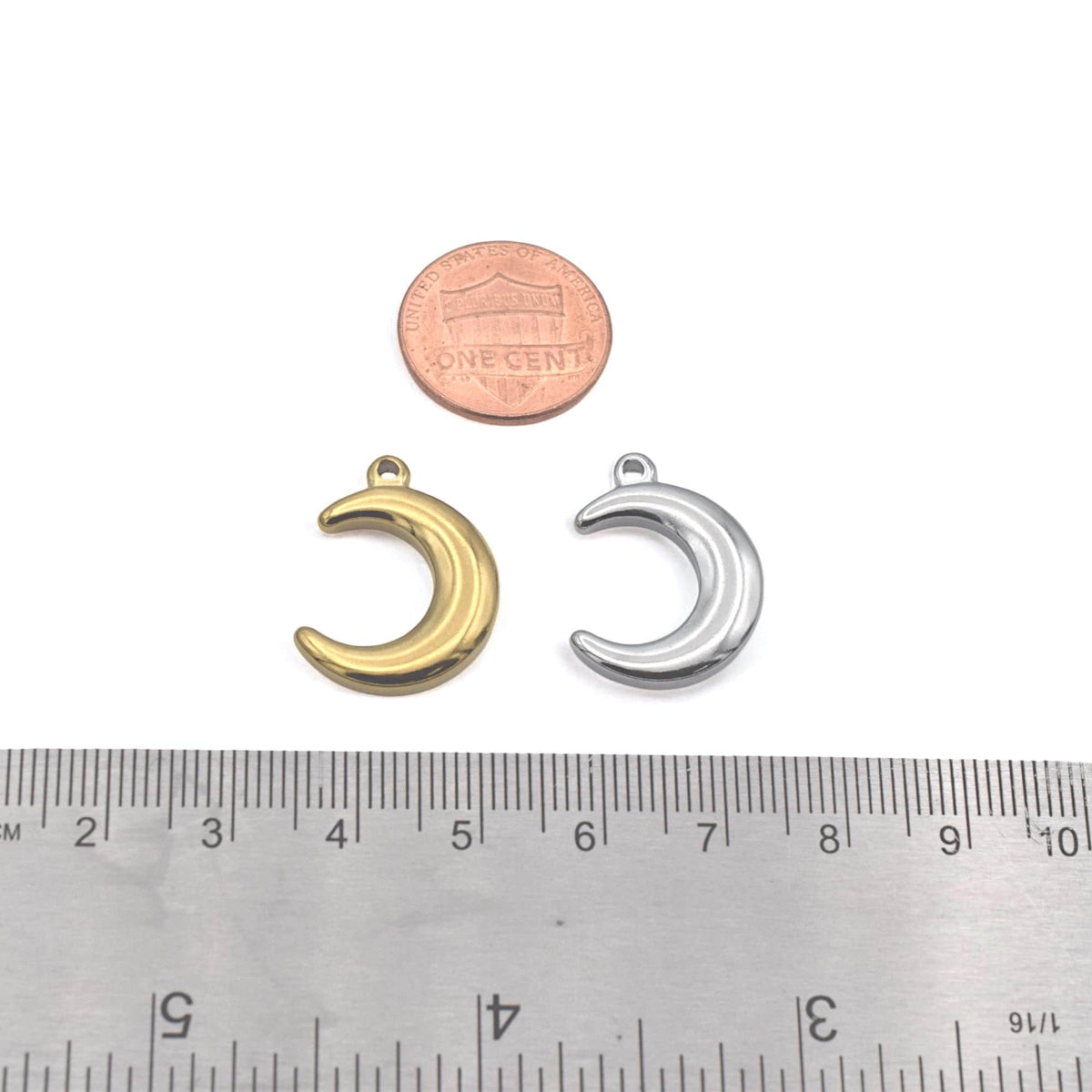 Crescent moon charm shown on a chain to demonstrate pendant use.
Colgante de luna creciente mostrado en una cadena para demostrar su uso como dije.