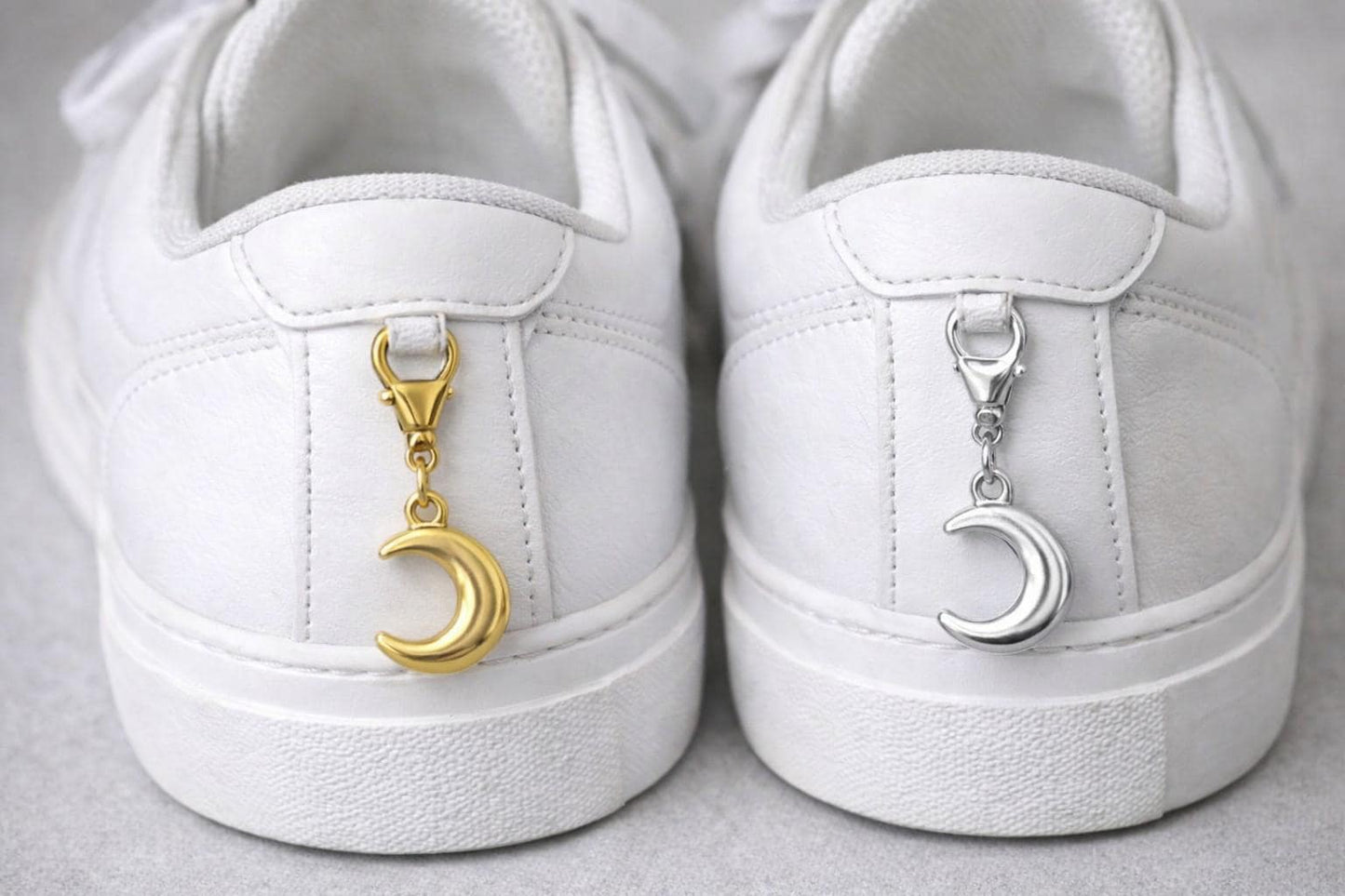 Crescent moon charm shown next to ruler for size reference.
Colgante de luna creciente junto a una regla para referencia de tamaño.