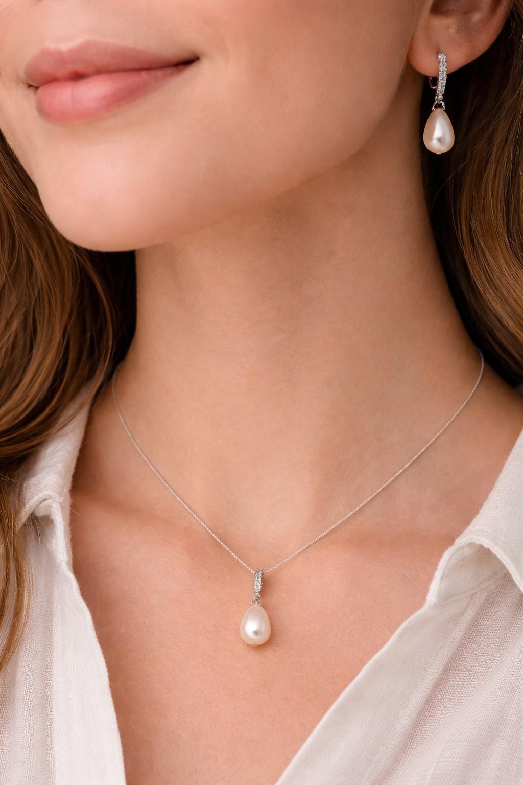 Blush pink flat pearl shown at an angle to highlight color and texture.
Perla plana rosa suave mostrada en ángulo para resaltar color y textura.