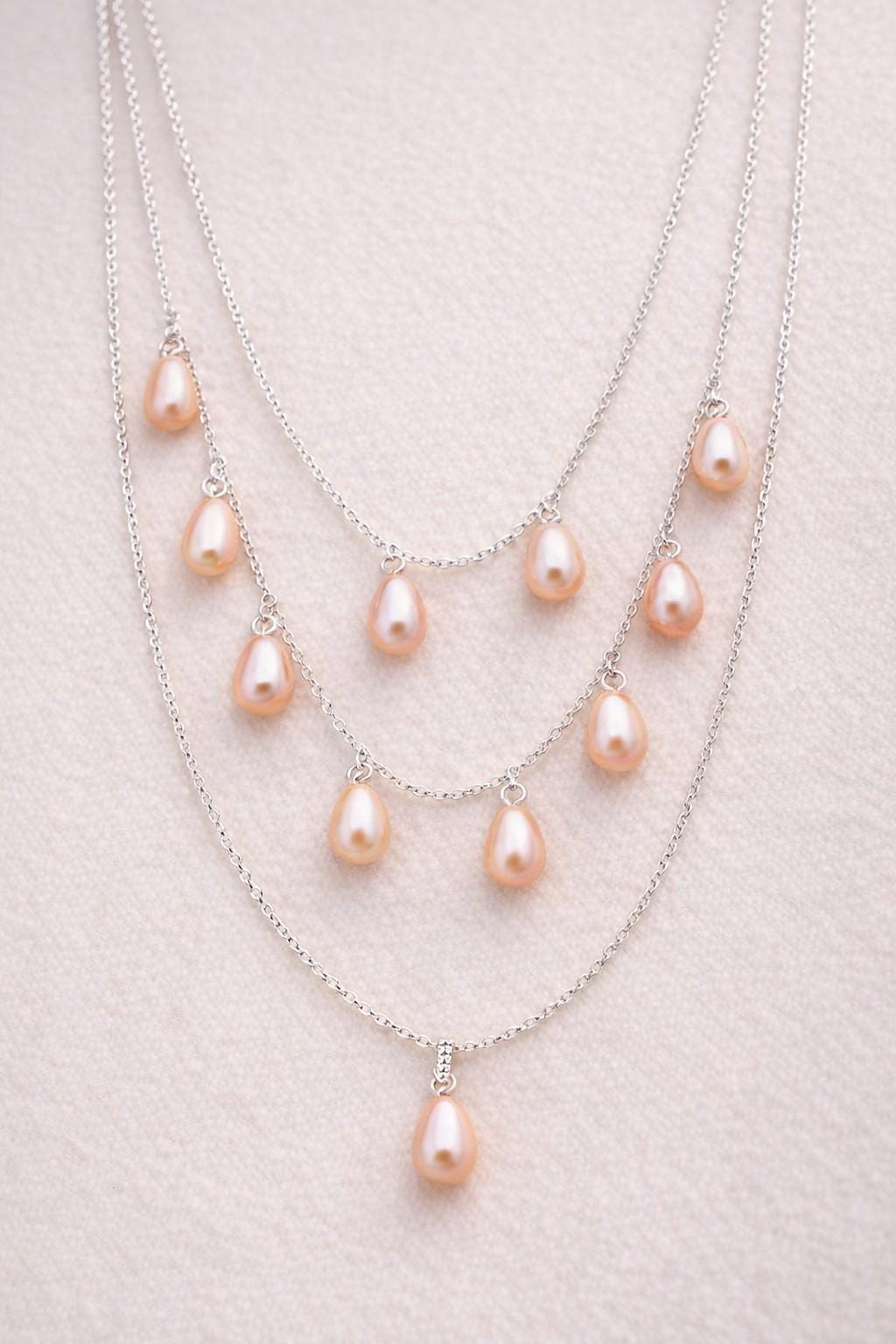 Freshwater pearls shown next to a ruler for accurate size reference.
Perlas de agua dulce junto a una regla para referencia precisa de tamaño.