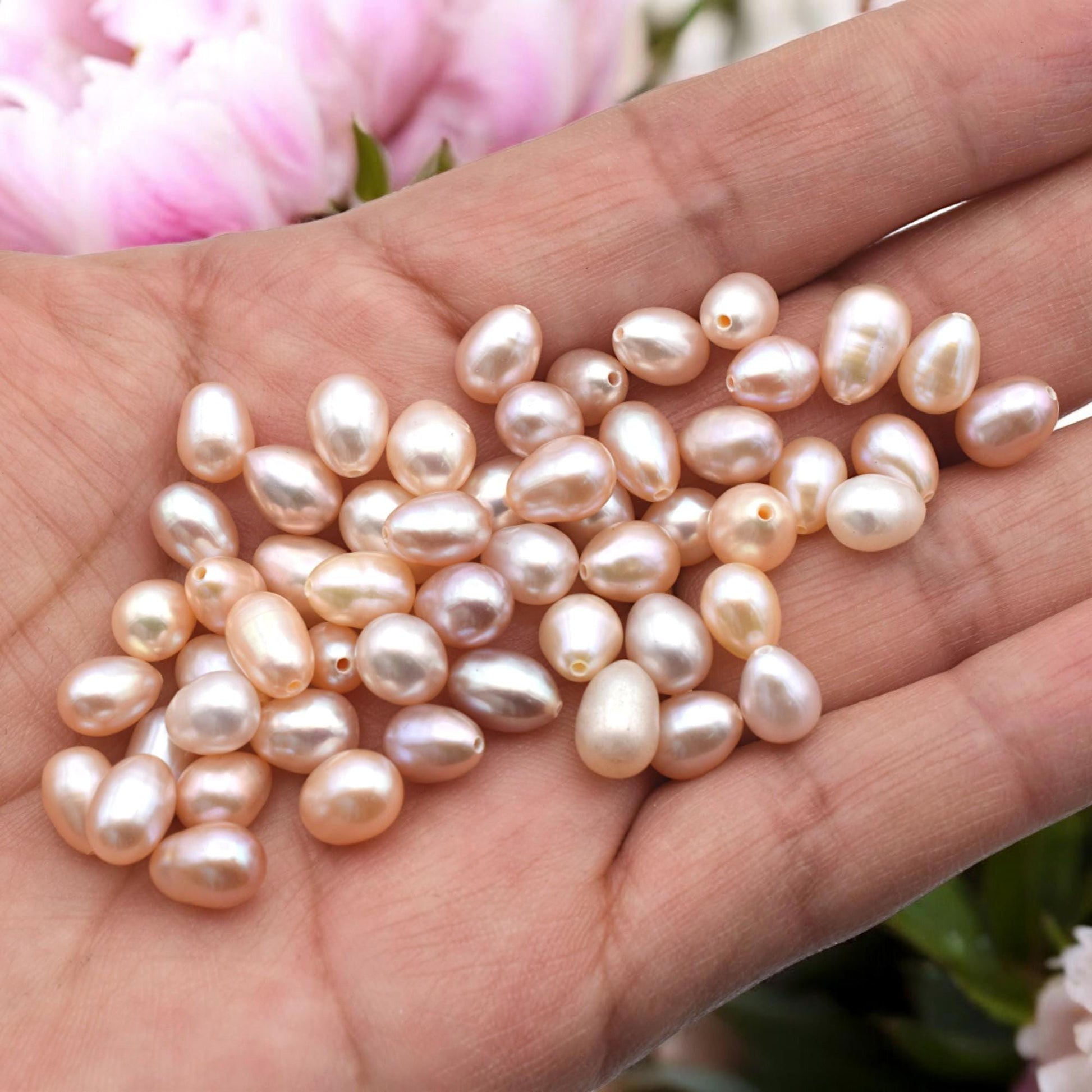 Close‑up of a glossy black freshwater pearl showing reflective shine.
Primer plano de una perla negra de agua dulce con brillo reflectante.