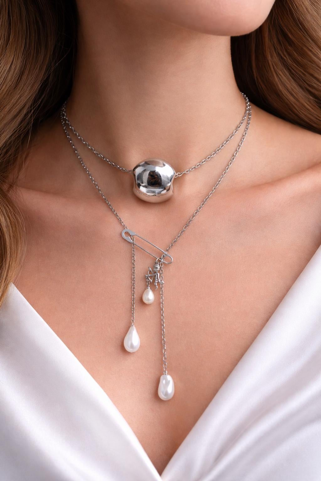 Silver loop bail bead attached to a charm to show jewelry-making application.
Cuenta plateada con asa unida a un dije para mostrar aplicación en joyería.
