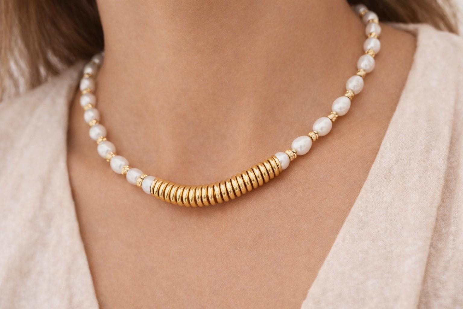 Flat gold EP rondel beads displaying thin profile and reflective finish.
Cuentas rondel planas doradas mostrando su perfil delgado y acabado reflectante.