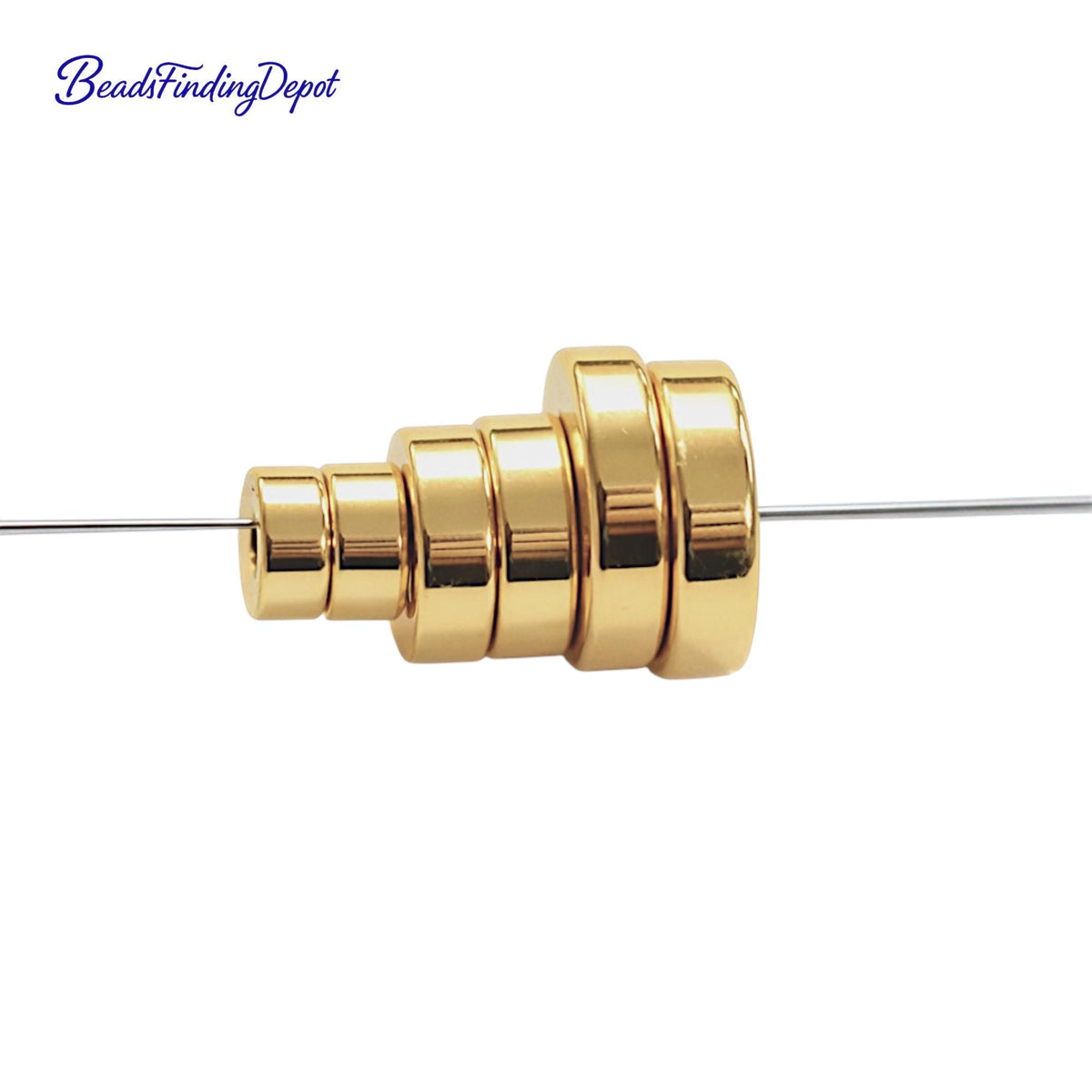 Set of plain seamless gold spacer beads arranged in size order for detail view.
Juego de cuentas separadoras doradas organizadas por tamaño para mostrar detalles.