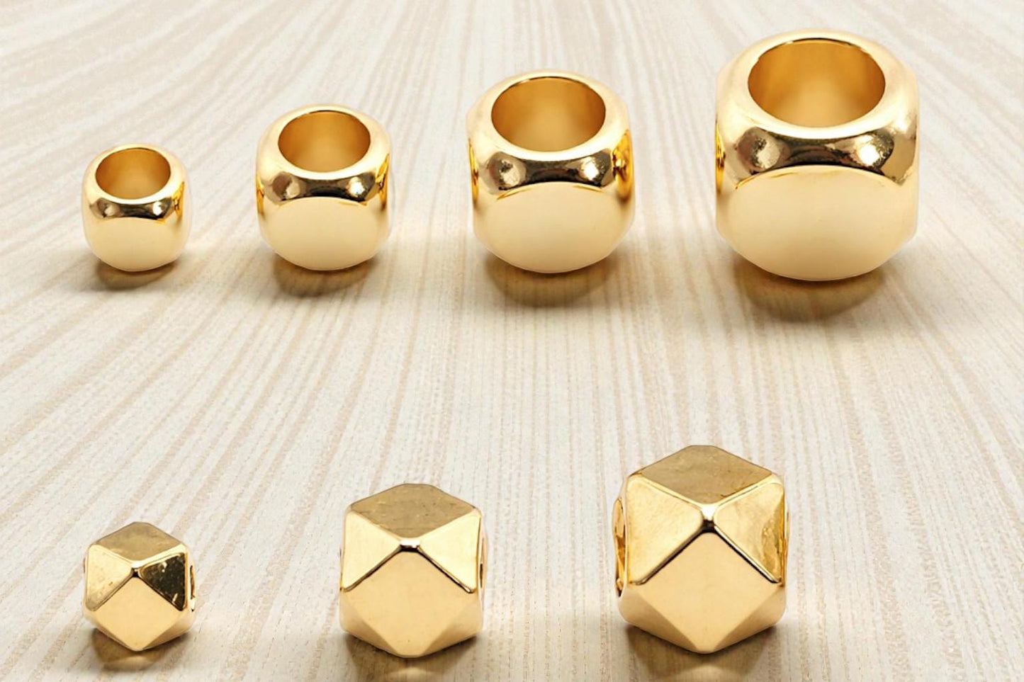 Faceted gold spacer beads 2mm to 6mm with cube and hexagon shapes
Cuentas separadoras facetadas doradas de 2mm a 6mm para bisutería
