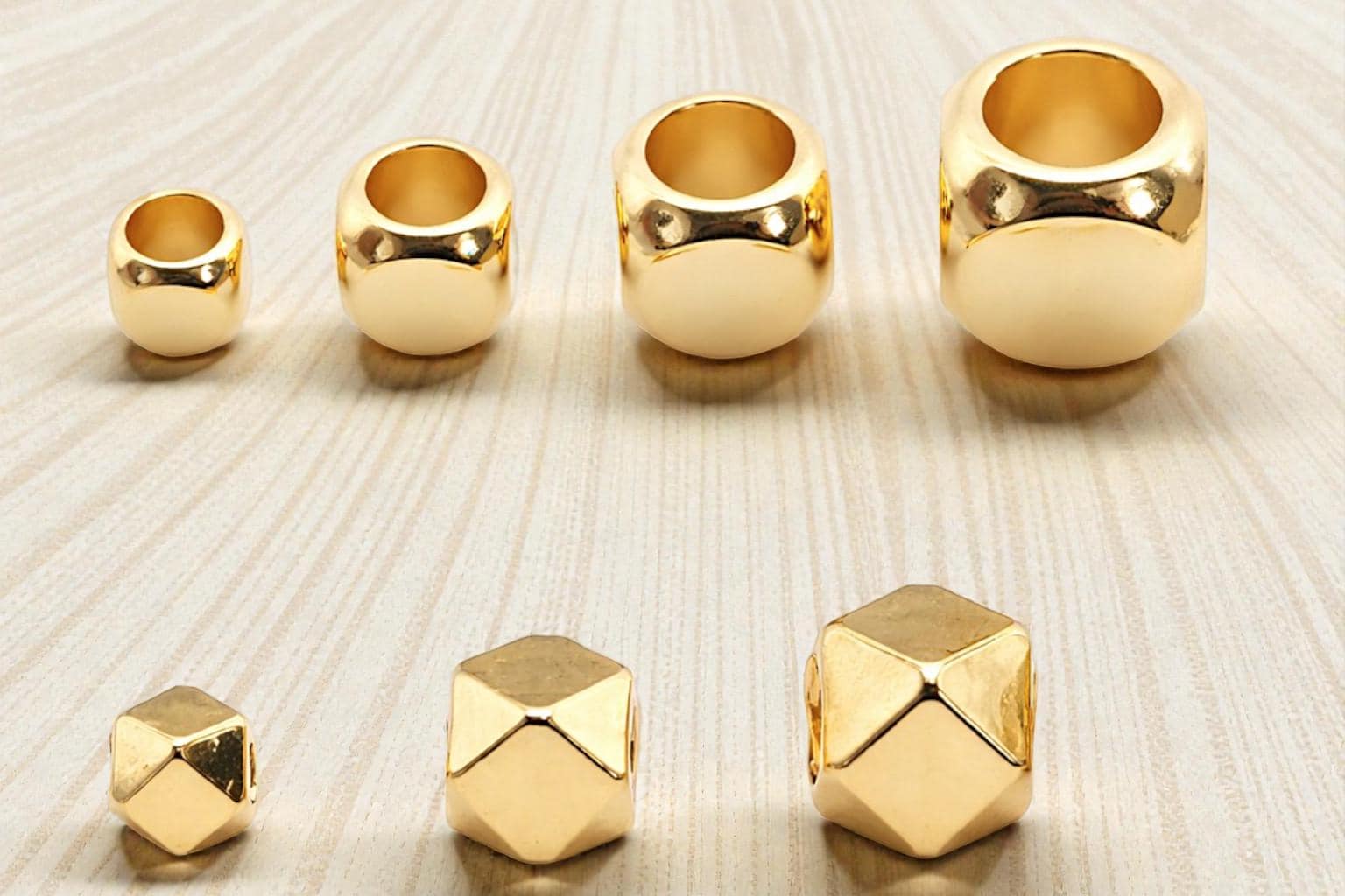 Faceted gold spacer beads 2mm to 6mm with cube and hexagon shapes
Cuentas separadoras facetadas doradas de 2mm a 6mm para bisutería