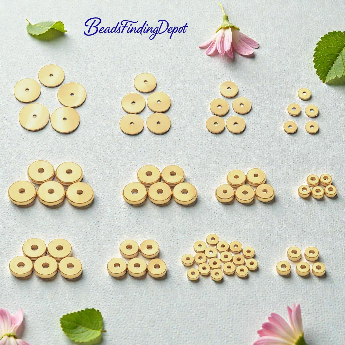 Primer plano de cuentas rondel EP doradas de 6mm con brillo metálico pulido.
Close‑up of 6mm gold EP roundel spacer beads showing polished metallic shine.