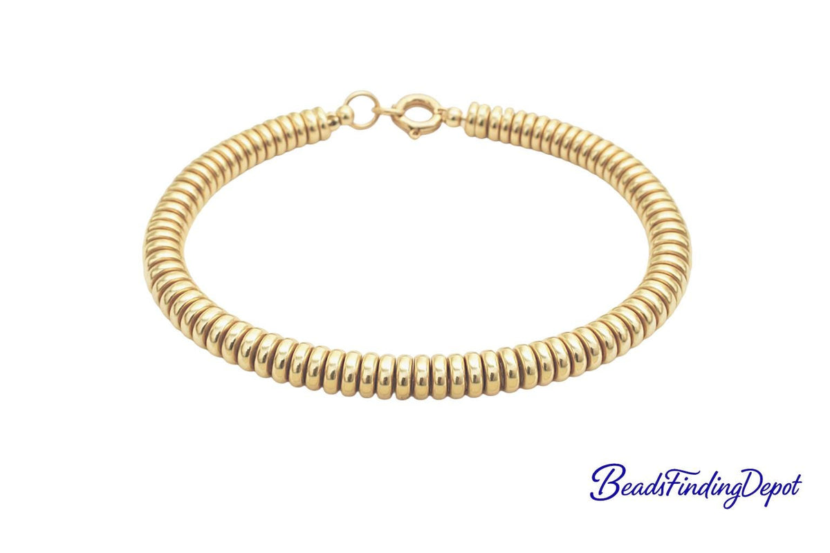 Cuentas rondel doradas en varios tamaños de 4mm a 10mm para bisutería.
Mixed sizes of gold roundel spacer beads from 4mm to 10mm for jewelry making.