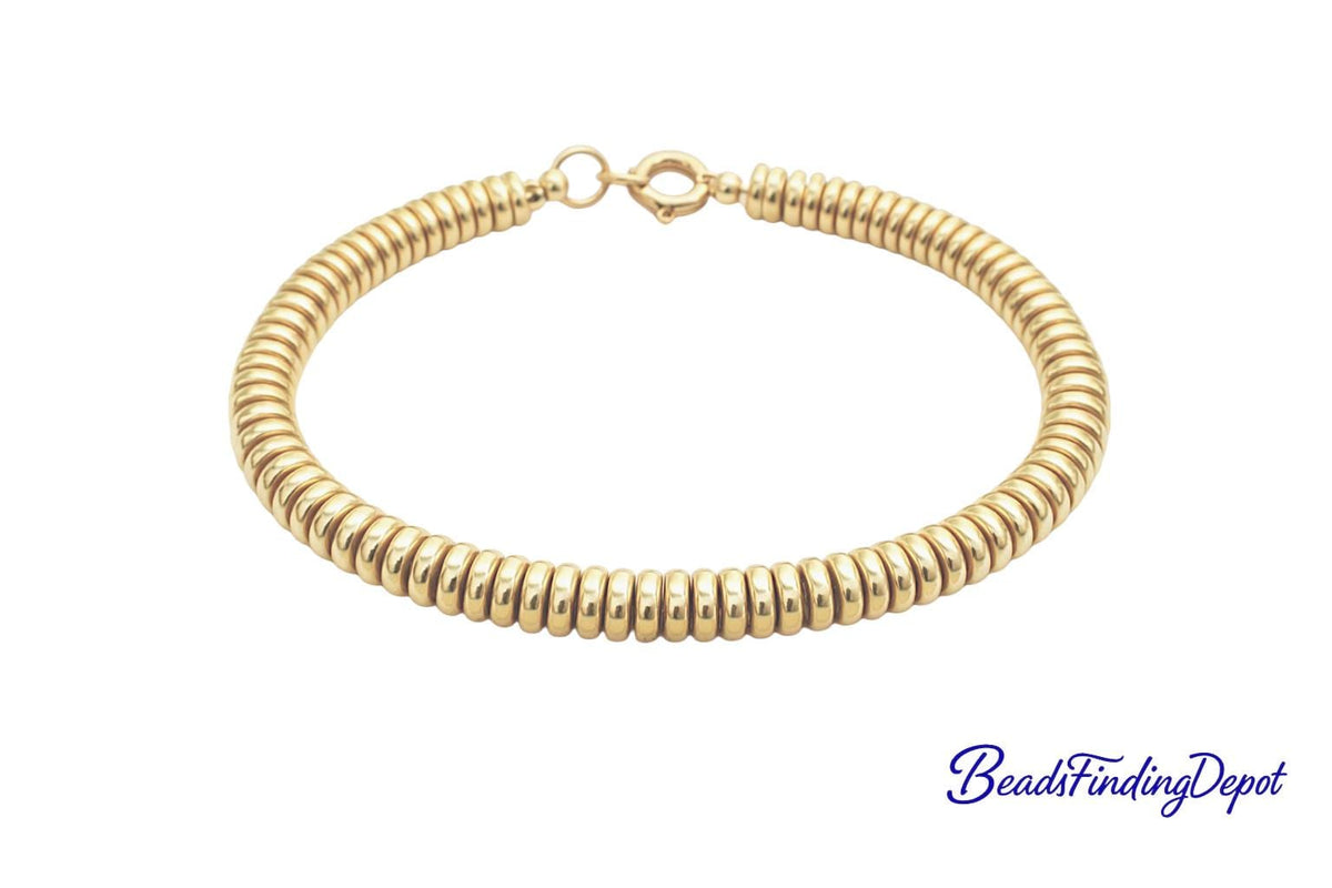 Cuentas rondel doradas en varios tamaños de 4mm a 10mm para bisutería.
Mixed sizes of gold roundel spacer beads from 4mm to 10mm for jewelry making.