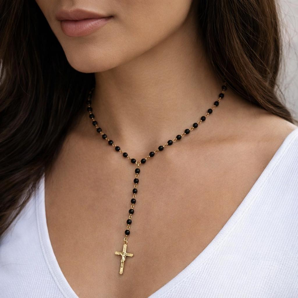 Close-up of faceted crystal beads on gold chain to highlight cut and reflective finish.
Primer plano de cuentas de cristal facetado en cadena dorada para resaltar el brillo.