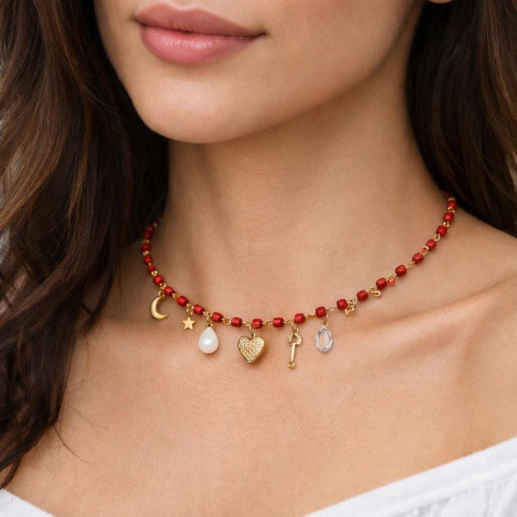 Red faceted bead chain displayed next to ruler for scale and bead measurement.
Cadena de cuentas rojas junto a una regla para mostrar medidas y escala.