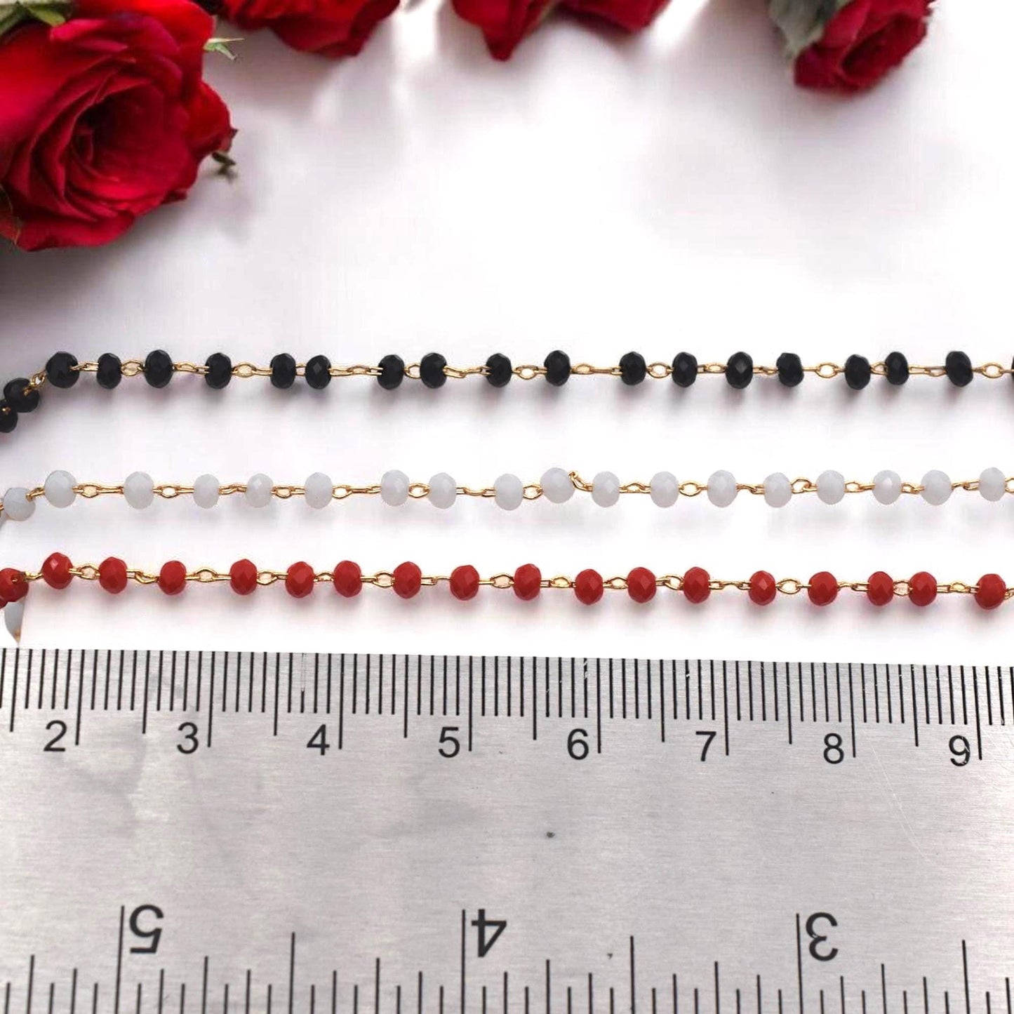 Red crystal rosary chain displayed on a jewelry card to show bead size and shine.
Cadena de rosario con cuentas rojas exhibida en tarjeta para mostrar brillo y tamaño.