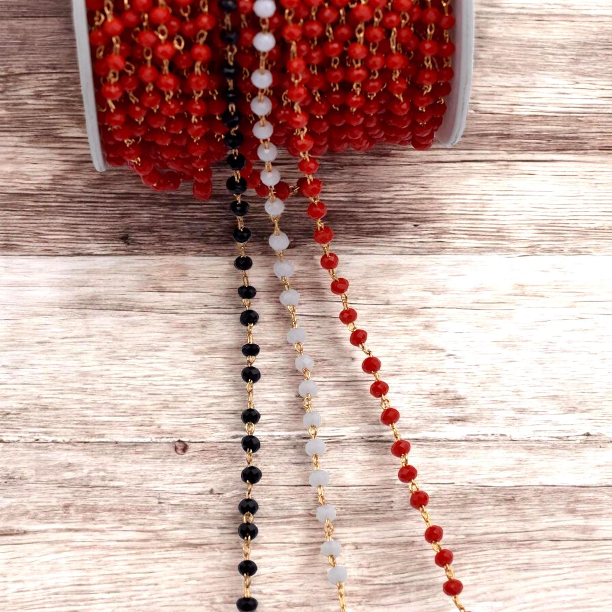 Cadena de rosario dorada con cuentas facetadas mostrada como collares en capas.
Gold beaded rosary chain styled as layered necklace strands for design inspiration.