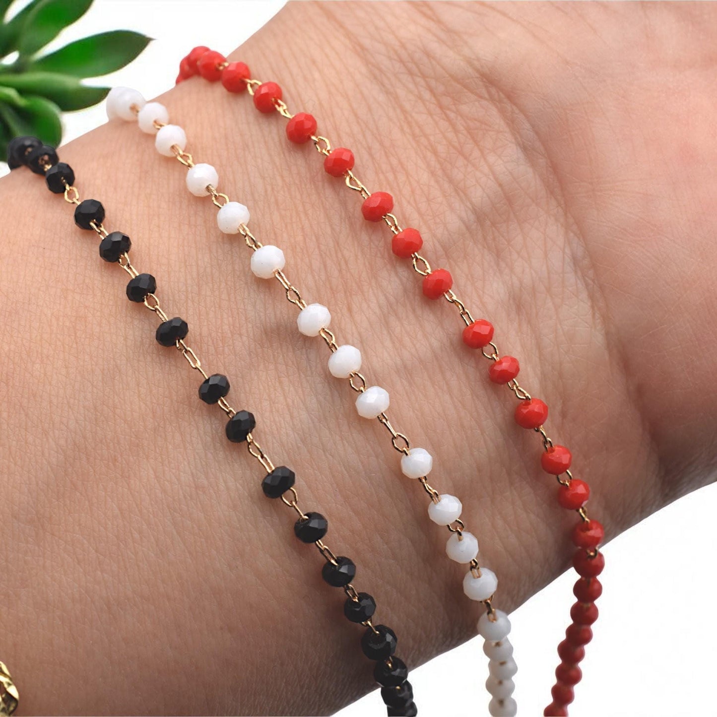 Black crystal rosary chain shown with pliers and jump rings for jewelry-making context.
Cadena de cristal negro junto a herramientas de joyería para mostrar uso en proyectos DIY.
