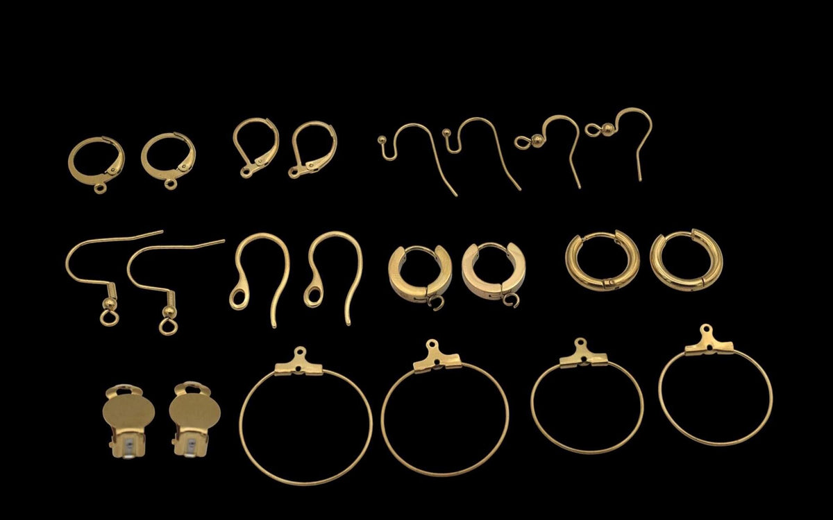 Bases de aretes tipo clip-on con acabado dorado brillante.
Clip-on earring findings with pad and loop in polished gold finish.