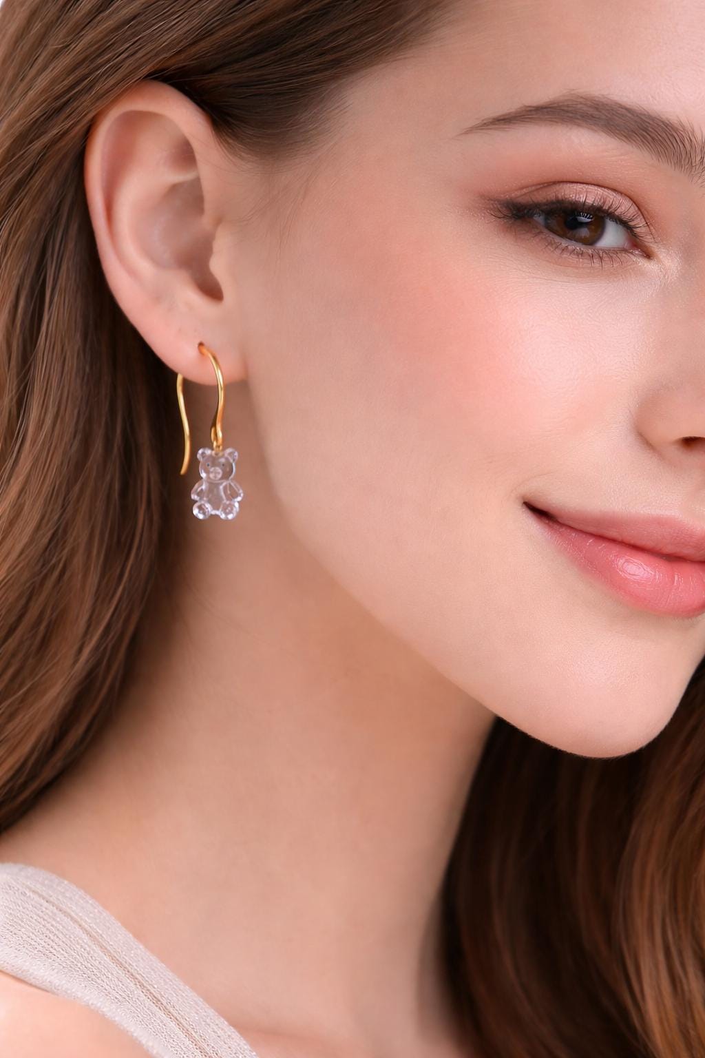 Elegante set de componentes dorados para aretes con herramientas y decoración floral.
Elegant gold findings set for earrings shown with tools and floral accents.