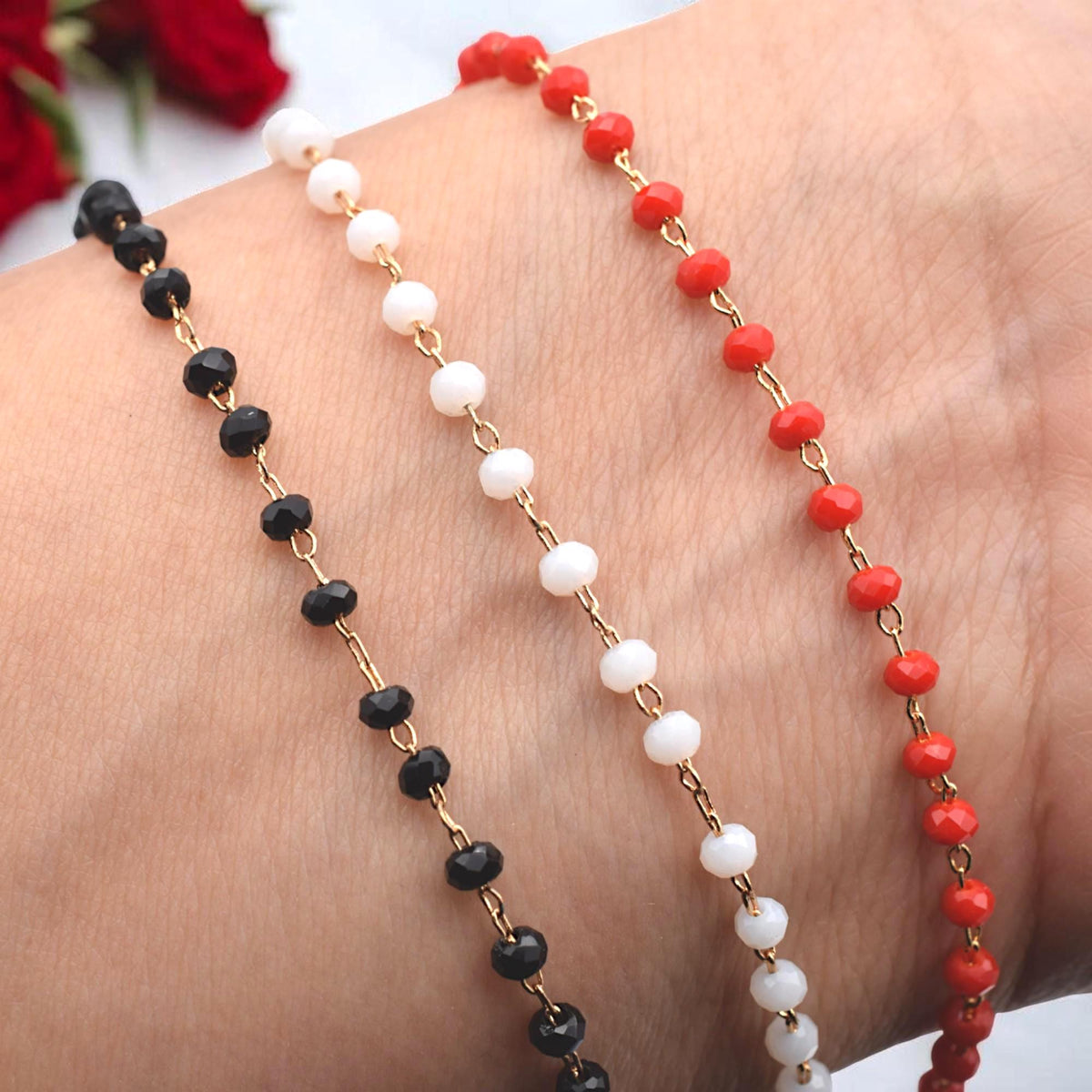 Gold rosary chain with small faceted black crystal beads shown on a white background.
Cadena de rosario dorada con cuentas de cristal facetado negro sobre fondo blanco.