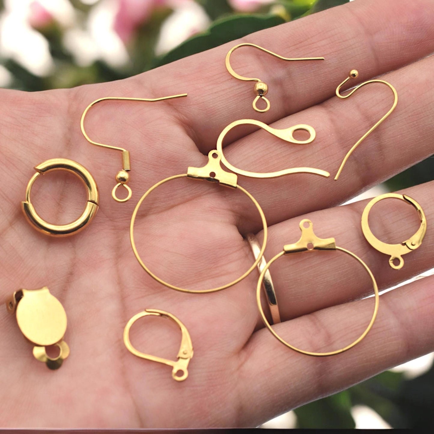 Hypoallergenic gold stainless steel findings styled for earrings and charms
Bases hipoalergénicas en acero inoxidable dorado para aretes y dijes.