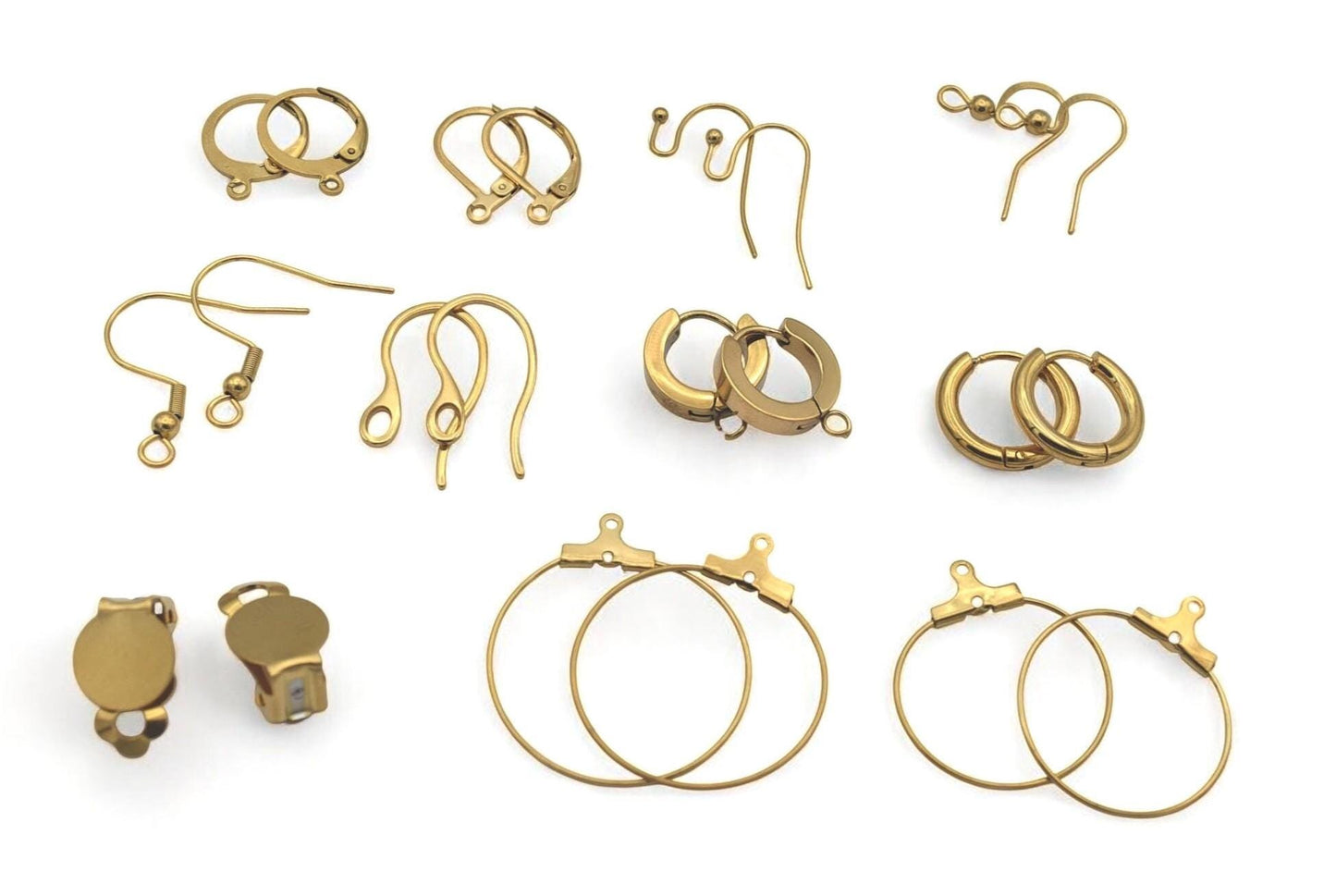 Jewelry pliers and gold hooks shown together for crafting inspiration.
Alicates de joyería y ganchos dorados mostrados como inspiración creativa.