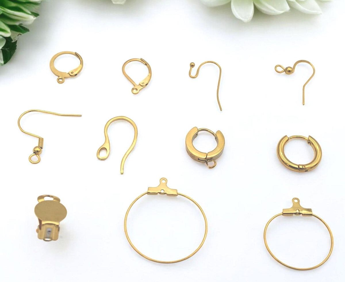 Large gold hoop earring findings with top bar and loop for DIY jewelry.
Aros grandes dorados con barra superior y argolla para proyectos DIY.